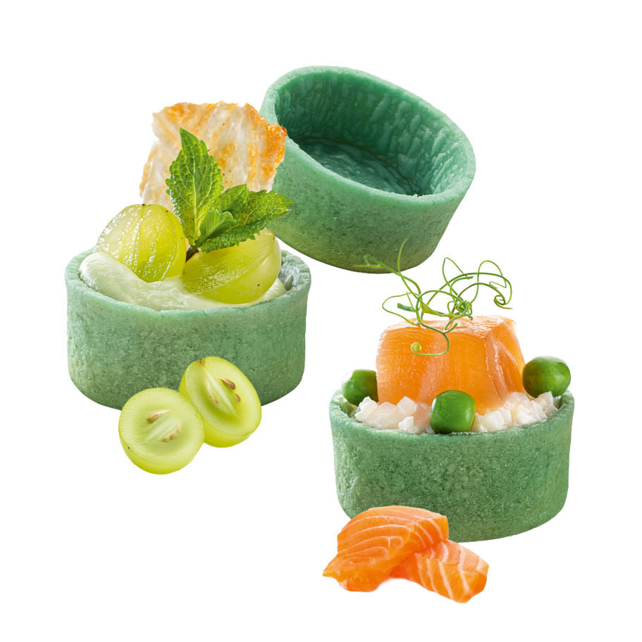 Drei Tüten mit bunten Schokoladencrispies. Davor die einzelnen Crispies.