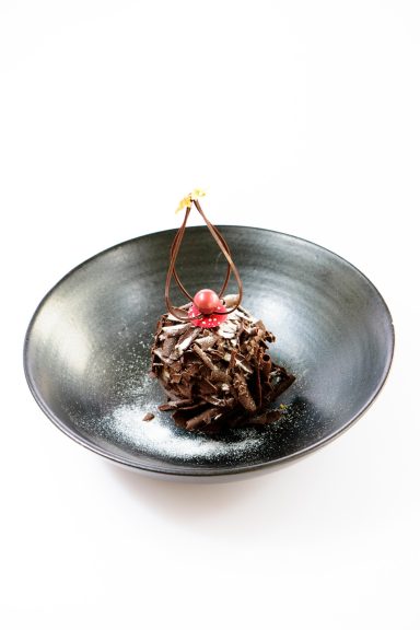 Tellerdessert mit Schwarzwaldspähne Raspelschokolade groß, zartbitter.