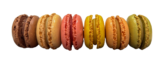 Bunte Macarons in verschiedenen Geschmacksrichtungen in einer Reihe angeordnet.