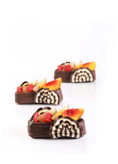 Ein Dessert mit dem Dekor Mini Forest dark white Fächer.