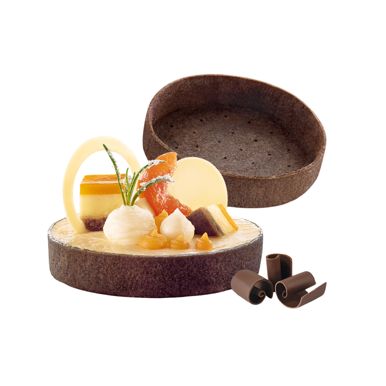 HUG Mürbeteig Tartelette mit Kakao im Teig, mit Fruchtgarnitur und Schokoladenspäne daneben.