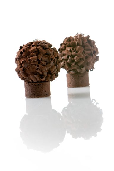 Choco Tartelettes, verziert mit gugelförmig angerichteten Schokoladenraspeln aus zartbitterschokolade. 