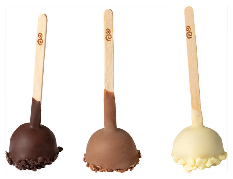 Drei Lollies in Pralinenform. In den Schokoladensorten Zartbitter, Vollmilch und weiß auf Holzstielen.