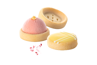 Drei Mini Tartelettes, eins leer, die anderen gefüllt mit Creme und Gelee. 