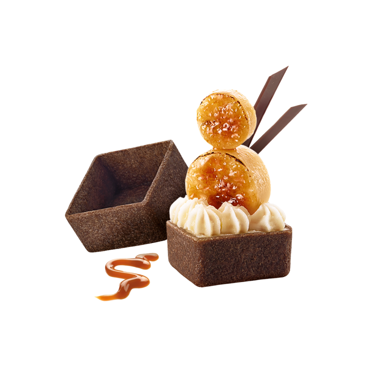 HUG Mürbeteig Tartelette mit Kakao im Teig. Gefüllt mit Sahne, Karamell und zwei Karamellbällchen.