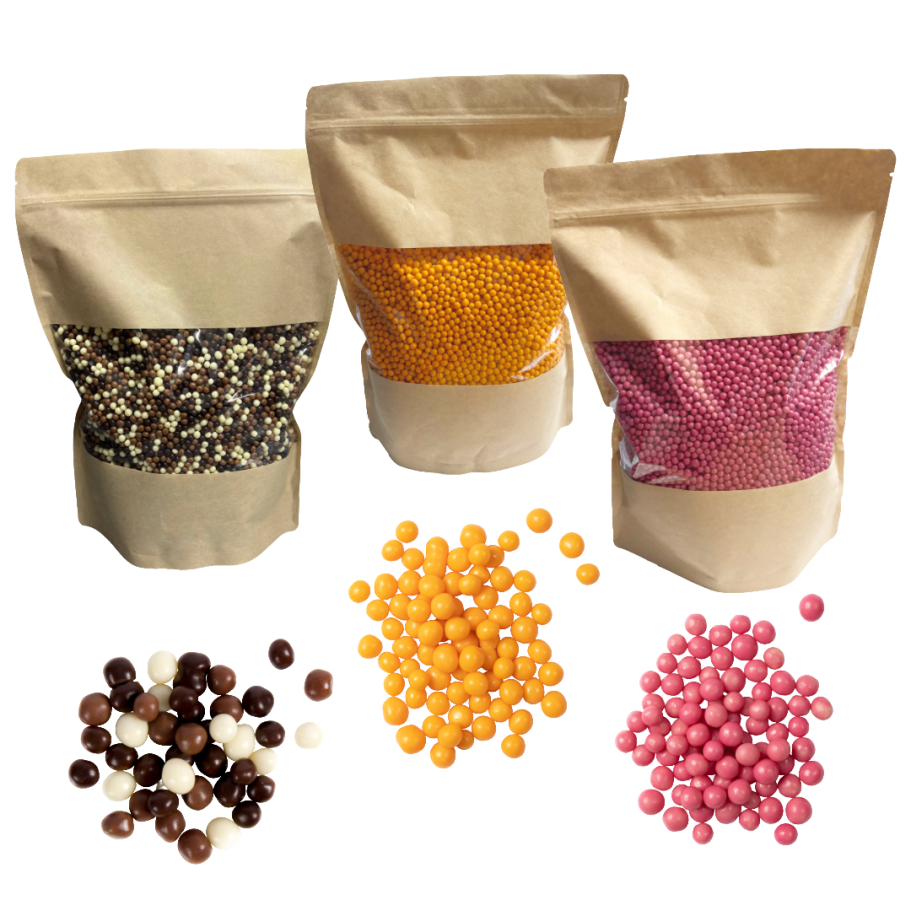 Drei Tüten mit bunten Schokoladencrispies. Davor die einzelnen Crispies.