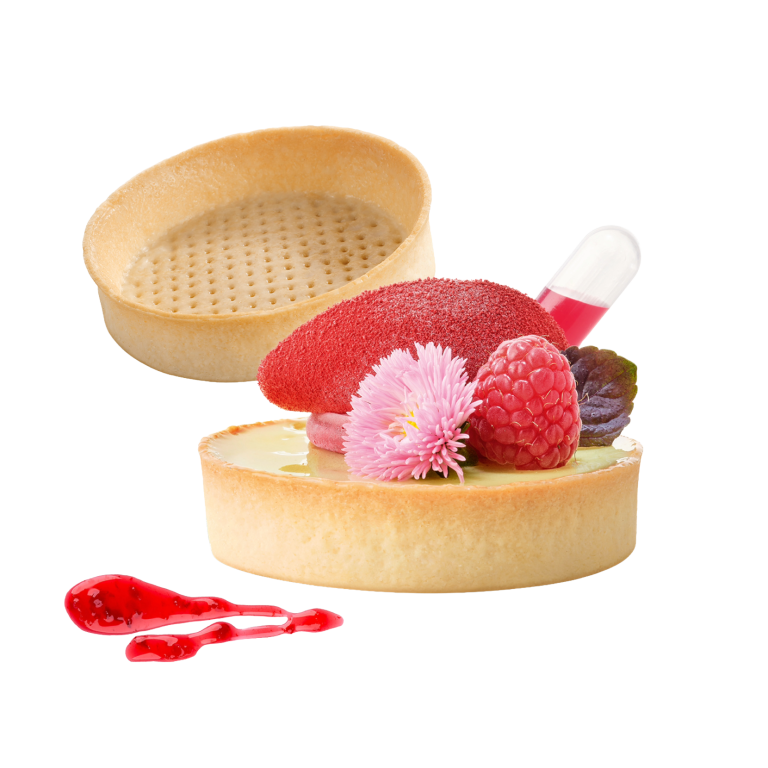 HUG Mürbeteig Tartelettes mit Sorbet, Beeren, essbaren Blüten und einer Pipette mit Sauce.