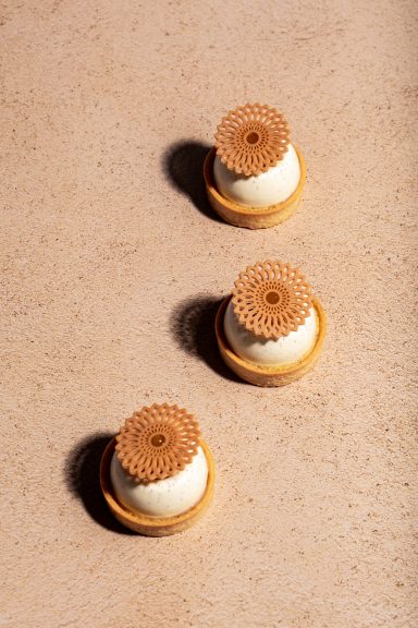 HUG Mürbeteigtarteltetes, dekoriert mit Lace Flower Amber von Dobla.