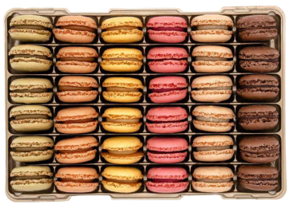 Bunte Macarons in einer eleganten Verpackung, sorgfältig angeordnet in mehreren Reihen.