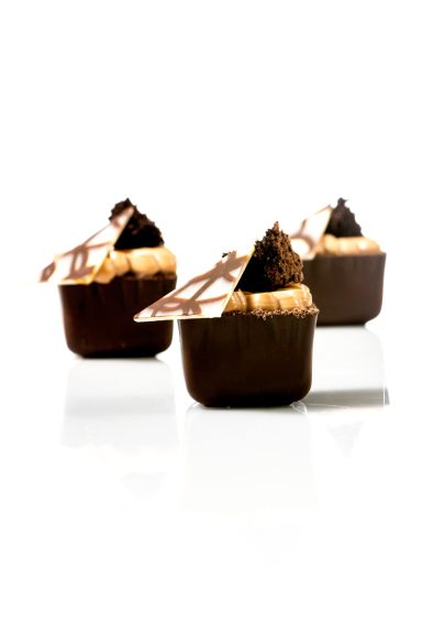 Schokoladenschale mit Dekor Diablo Triangle verziert.