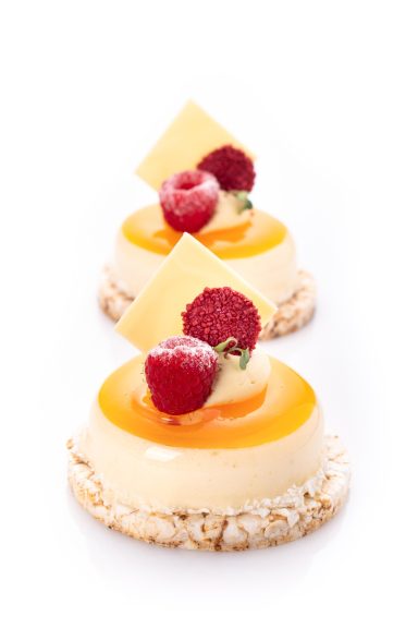 Dessert mit verschiedenen Dekoren.