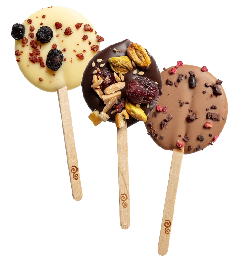 Drei Schokoladenlollies mit verschiedenen Toppings auf Holzstielen.