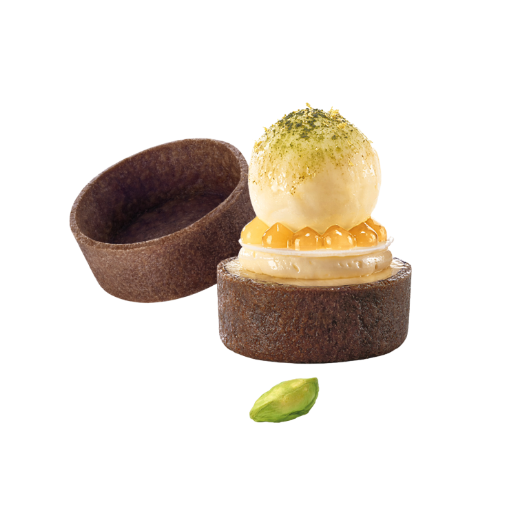 Kleines HUG Mürbeteig Tartelette mit Kakao im Teig.  Dekoration aus Pistazien.