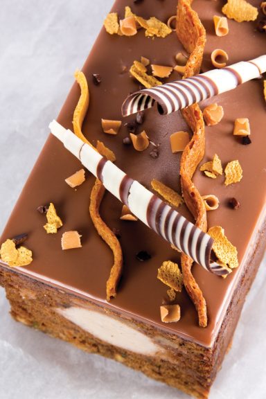 Dekor Turitella auf einem Kuchen angerichtet.